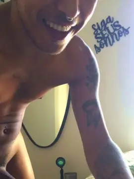 Cam4 Free Porn Cam of elvisnaomorreu
