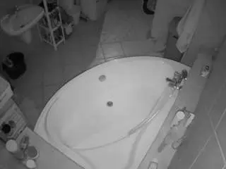 Camsoda Live Sex Cam of voyeurcam-julmodels-bath-1st-1