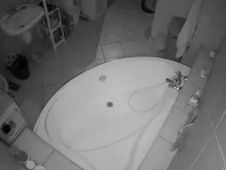 Camsoda Sex Cam of voyeurcam-julmodels-bath-1st-1
