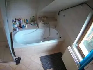 Camsoda Free Porn Cam of voyeurcam-julmodels-bath-2nd-1