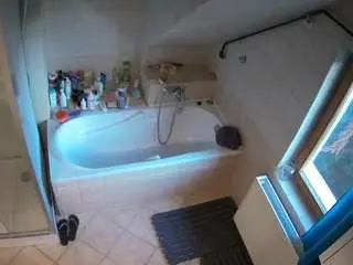 Camsoda Adult Webcam of voyeurcam-julmodels-bath-2nd-1