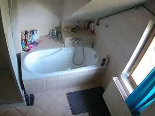 Camsoda Nude Webcam of voyeurcam-julmodels-bath-2nd-1