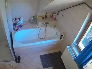 Camsoda Free Porn Cam of voyeurcam-julmodels-bath-2nd-1
