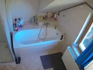 Camsoda Sex Cam of voyeurcam-julmodels-bath-2nd-1