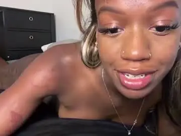 Chaturbate Live Porn of petiteebonymommy