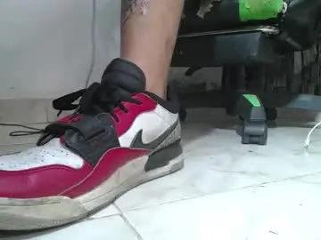 Chaturbate Live Sex Cam of srfindomfeet_
