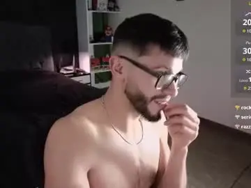 Chaturbate Live Sex Cam of phantom_bigger1
