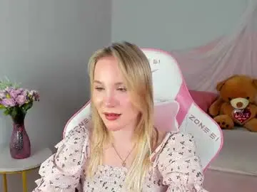 Chaturbate Live Sex Cam of elaravoltage