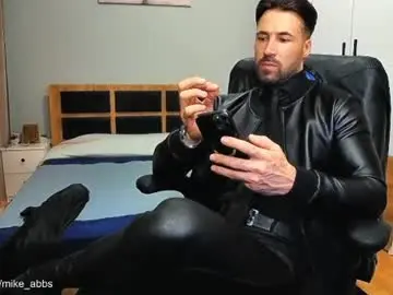 Chaturbate Live Sex Cam of mikestrip