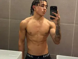 Streamate Nude Webcam of Bradley_Strong