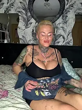 Stripchat Sex Cam of InkedMissLaBaehm