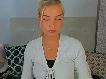 Stripchat Live Porn of KristyHoney