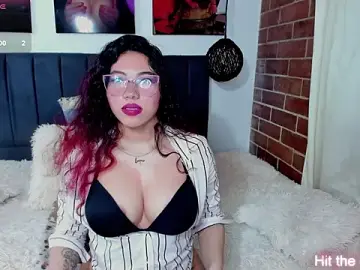 Stripchat Free Porn Cam of kyliejenner_hot