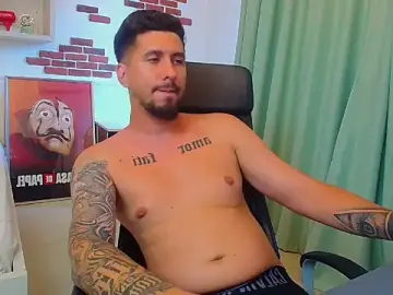 Stripchat Live Sex Cam of LoganStroud