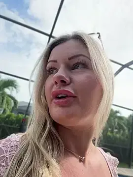 Stripchat Watch Live Sex Cams of LoveShae_
