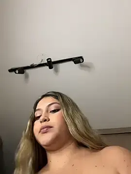 Stripchat Live Sex Cam of lunablossom_