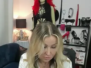 Stripchat Best Webcam of crystaLUX