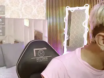 Stripchat Live Porn of CYRUS_TAY