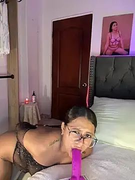 Stripchat Adult Webcam of ema_zoe