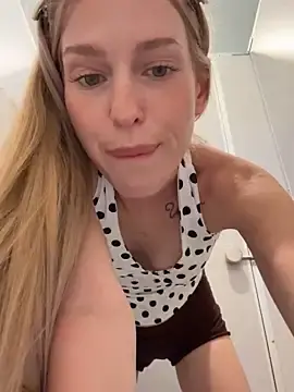 Stripchat Live Porn of kira_mia