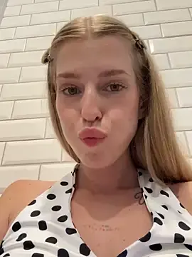 Stripchat Sex Chat of kira_mia