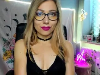 Xlovecam Nude Webcam of HeartHeidi
